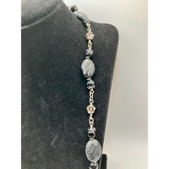 Long marbled black, gray stones & silver flowers necklace! - Picture 5 of 6